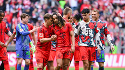 Verlässt Sacha Boey (M.) den FC Bayern im Sommer?