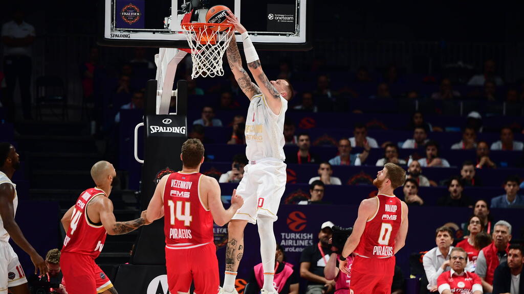 Daniel Theis (weißes Trikot) siegte mit seiner AS Monaco
