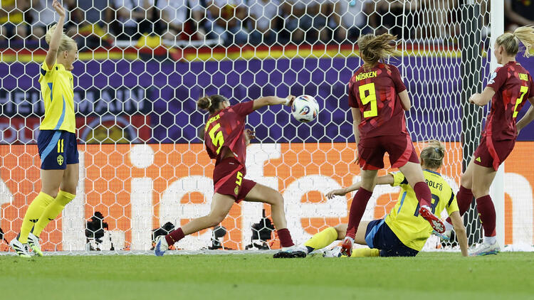 Da war noch alles in Ordnung für die DFB-Auswahl: Jule Brand (in Rot) erzielt das 1:0.