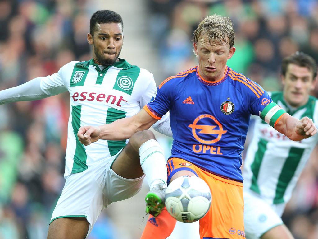 FC Groningen-verdediger Abel Tamata duelleert met zijn directe tegenstander Dirk Kuyt van Feyenoord. (12-12-2015)