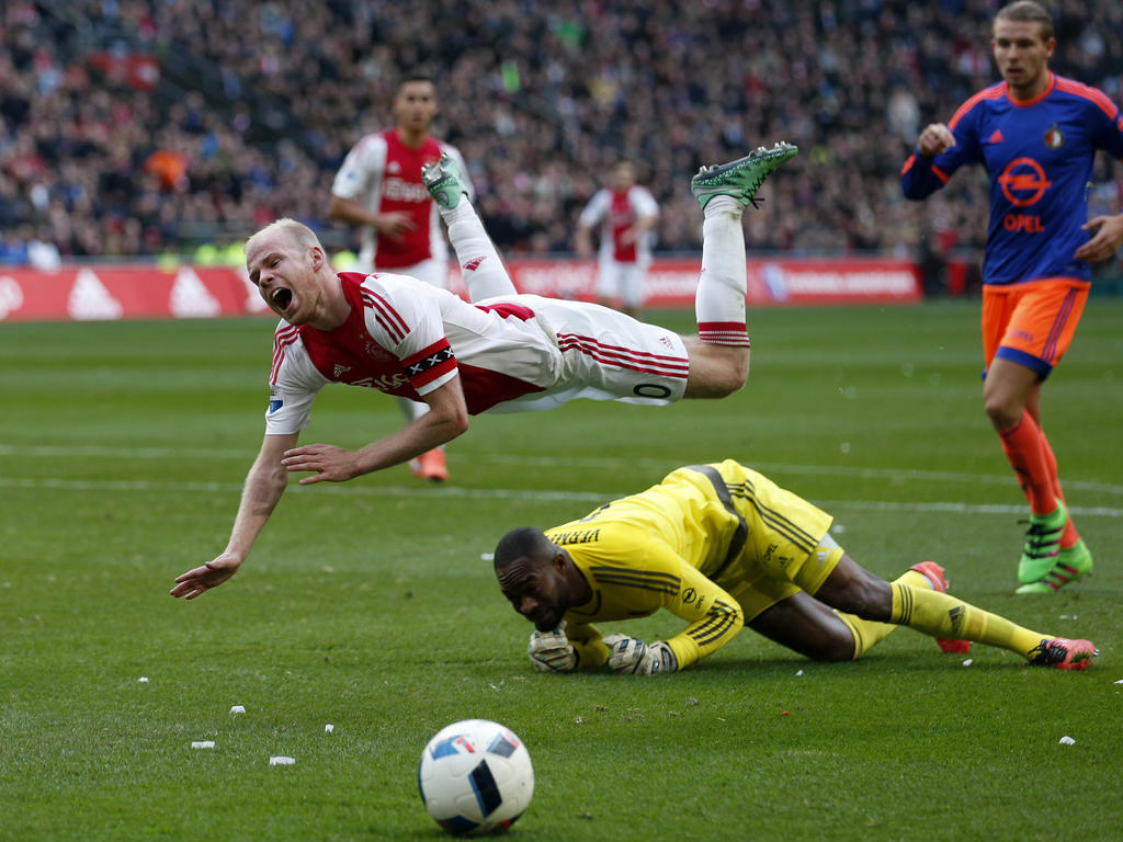 Kenneth Vermeer (m.) haalt Davy Klaassen (l.) onderuit, waardoor Ajax vanaf elf meter mag aanleggen voor de 3-1 tegen Feyenoord. (07-02-2016) Kenneth Vermeer (m.) haalt Davy Klaassen (l.) onderuit, waardoor Ajax vanaf elf meter mag aanleggen voor de 3-1 tegen Feyenoord. (07-02-2016)