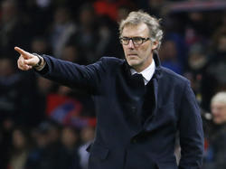 Paris Saint-Germain-trainer Laurent Blanc staat coachend langs de lijn tijdens het Champions League-duel Paris Saint-Germain - Chelsea. (16-02-2016)