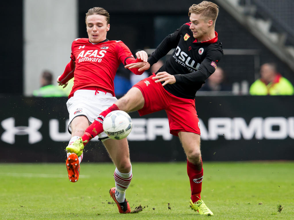 Tom van Weert (r.) is uitgezakt naar het middenveld en gaat een duel aan met Ben Rienstra (l.)  tijdens de wedstrijd AZ - Excelsior. (06-03-2016).