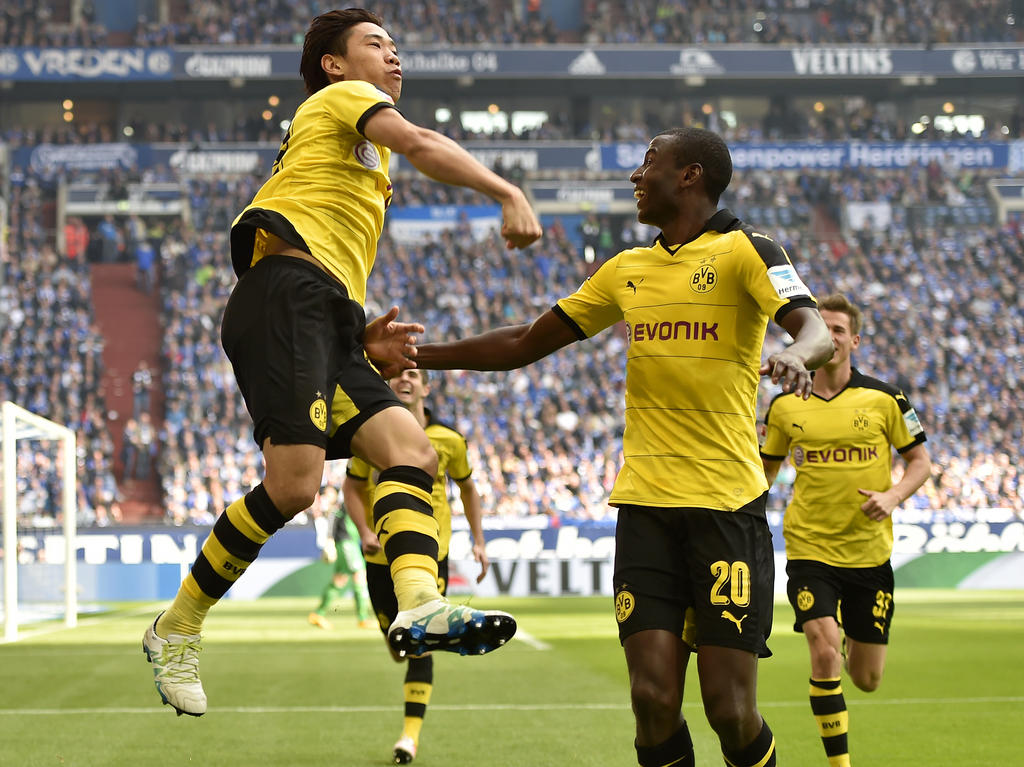 Adrián Ramos (izq.) celebra un gol de Kagawa en la Bundesliga. (Foto: Getty)