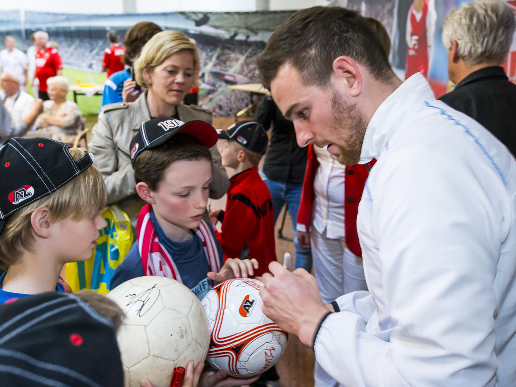 Vincent Janssen deelt handtekeningen uit aan jonge fans. (04-04-2016) Vincent Janssen deelt handtekeningen uit aan jonge fans. (04-04-2016)