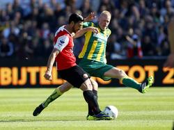 Tom Beugelsdijk (r.) probeert het schot van Graziano Pellè (l.) te blokken tijdens Feyenoord - ADO Den Haag. (29-9-2013)