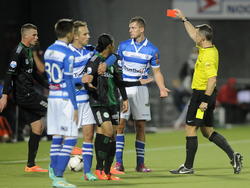 Tijdens PEC Zwolle - FC Groningen geeft Björn Kuipers (r.) een rode kaart na een kopstoot van Tomáš Necid op Jarchinio Antonia. V.l.n.r: Hans Hateboer, Ryan Thomas, Bart van Hintum, Antonia, Necid en scheidsrechter Kuipers. (08-11-2014)