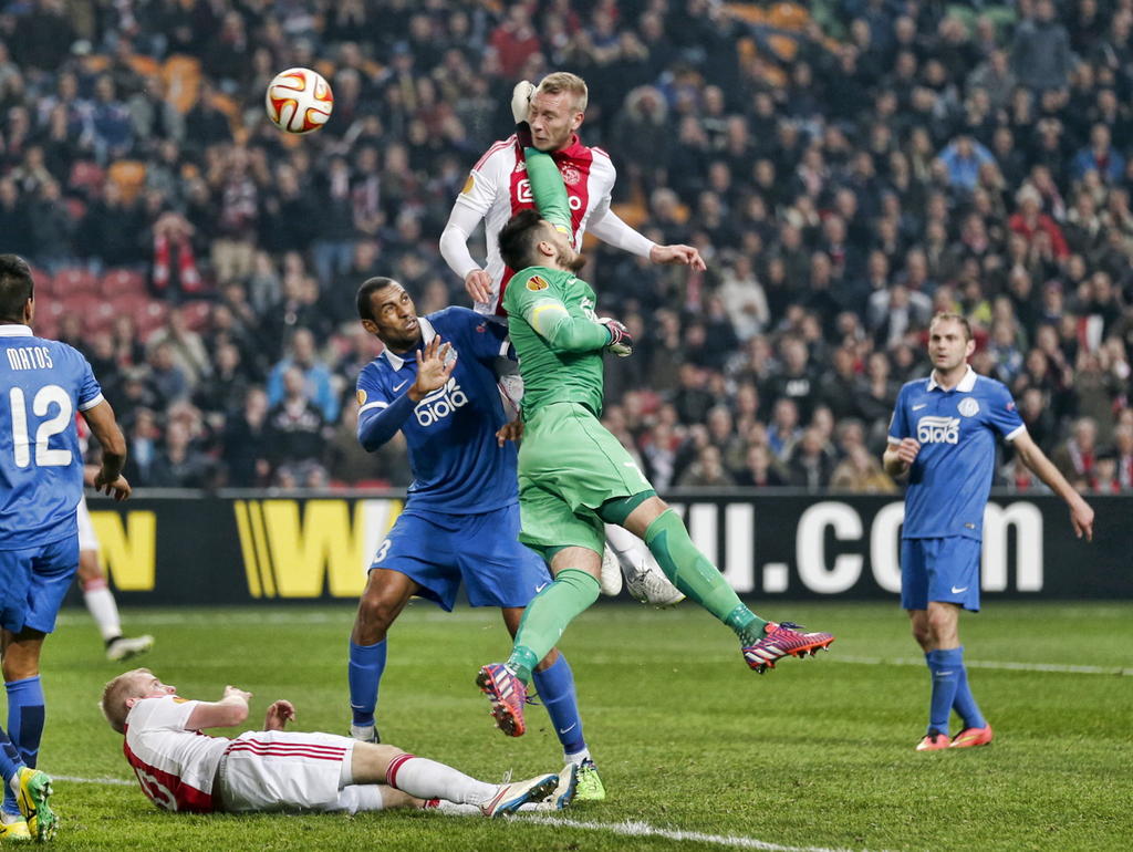 Mike van der Hoorn (m.) van Ajax scoort de 2-1 in de achtste finale van de Europa League tegen Dnjepr Dnjepropetrovsk, maar het doelpunt kom te laat. (19-03-2015)