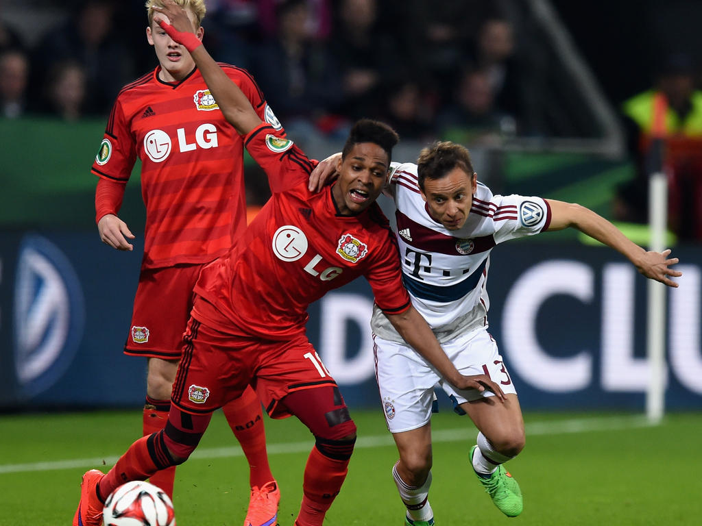Rafinha (d.) en una pugna con un rival del Leverkusen. (Foto: Getty)