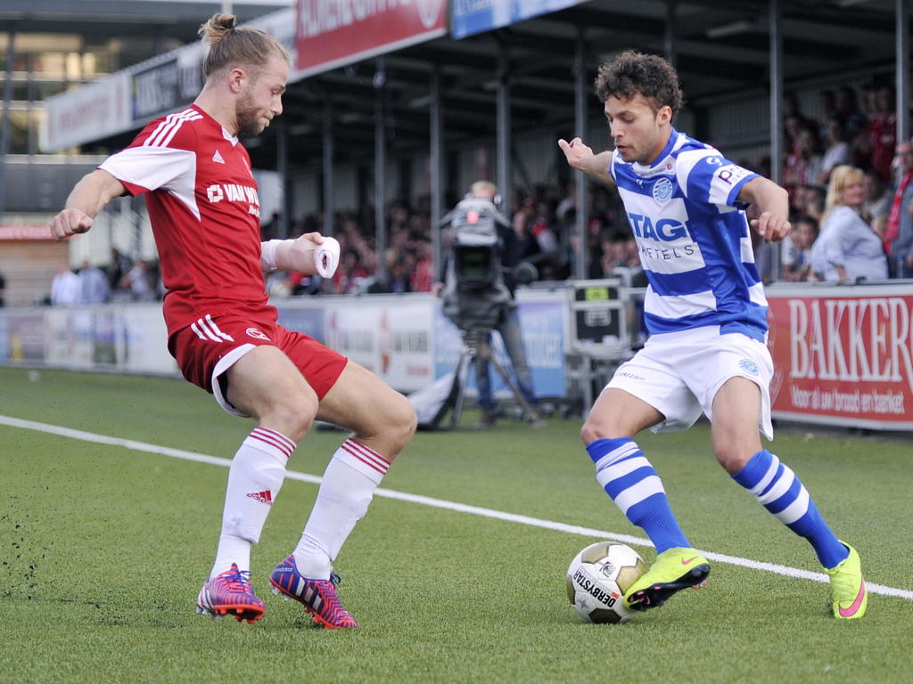 Invaller Jerry van Ewijk (r.) zoekt het duel op met Thijs Bouma (l.) tijdens het promotie/degradatieduel Almere City FC - De Graafschap. (11-05-2015)