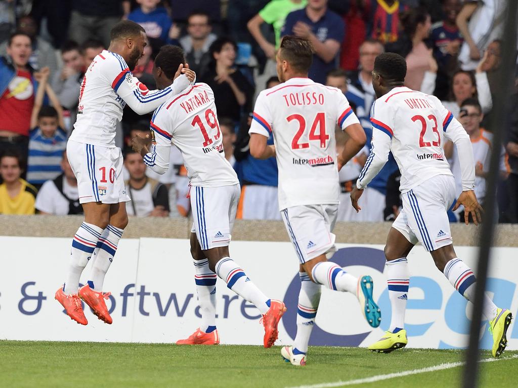 Lacazette (10), Yattara (19), Corentin Tolisso (24) und Samuel Umititi celebran un tanto. (Foto: Imago)