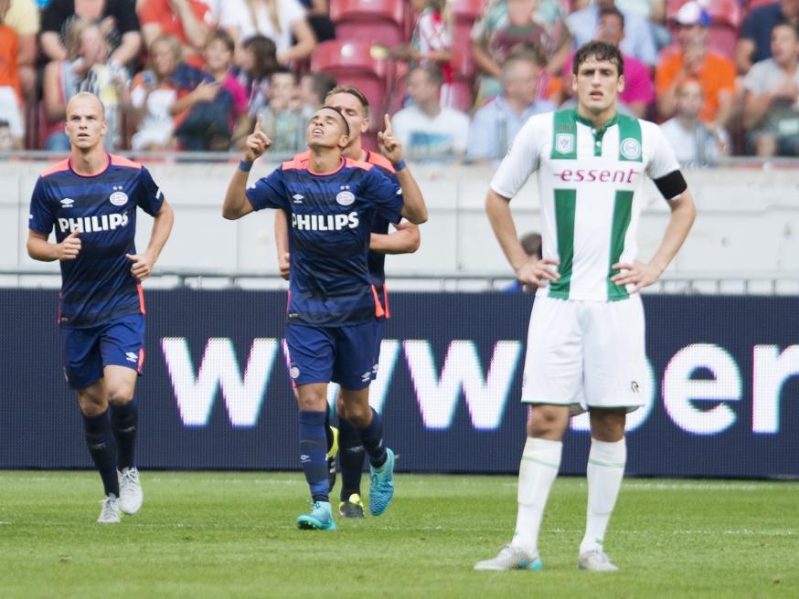 Terwijl op de achtergrond Adam Maher (m.) zijn treffer viert, baalt Eric Botteghin van de 2-0 achterstand tegen PSV. (02-08-2015)