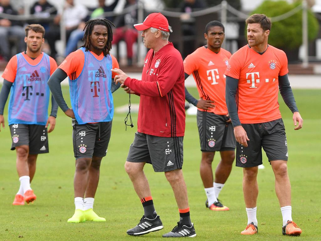 Bayerns Coach hat 21 Spieler zur Verfügung, Costa (2.v.r.) fehlt jedoch