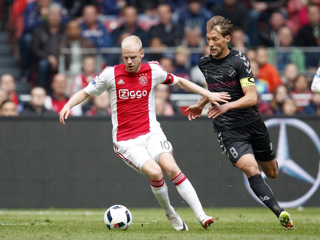 Davy Klaassen (l.) draait weg bij Willem Janssen (r.), die er tijdens Ajax - FC Utrecht kort op zit. (17-04-2016)