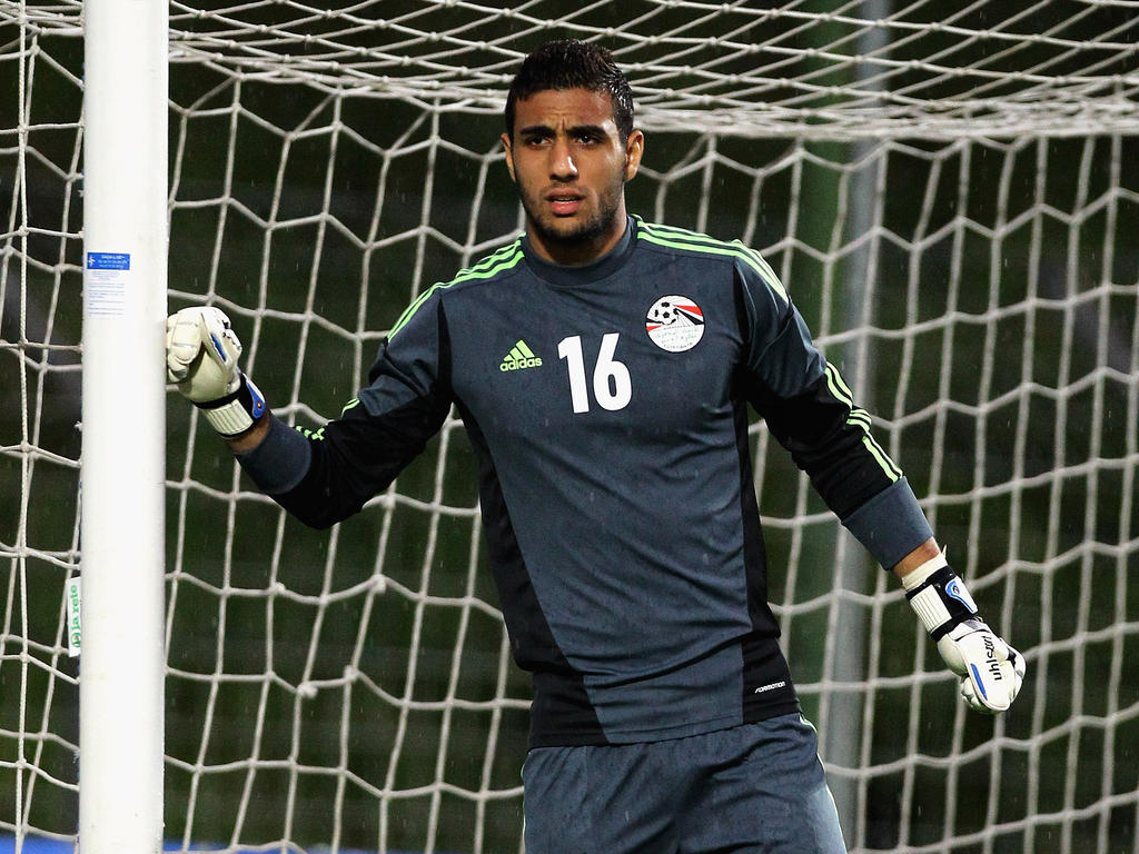 Ahmed El Shenawy bajo los palos en un encuentro ante Turquía. (Foto: Getty)