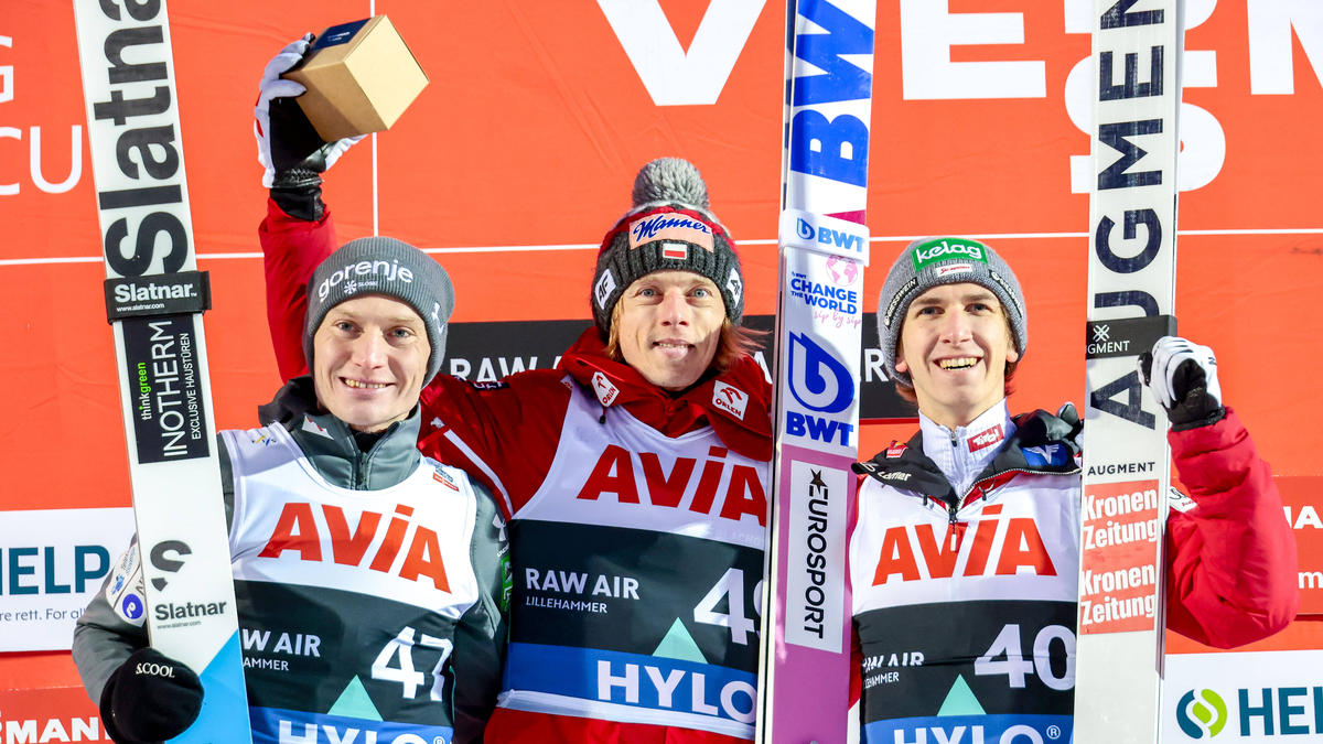 Skispringer Dawid Kubacki (M.) freute sich über seine 15. Weltcup-Podestplatzierung in diesem Winter