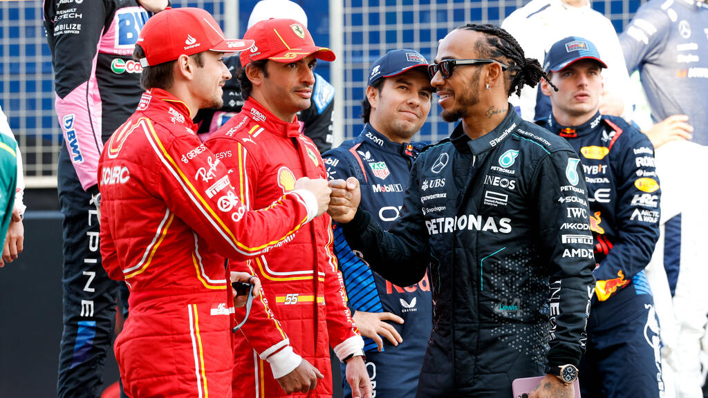 Carlos Sainz (Mitte) muss sei  Ferrari-Cockpit neben Charles Leclerc 2025 an Lewis Hamilton abtreten