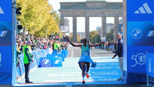 Milkesa Mengesha bejubelt seinen Sieg beim Berlin-Marathon 2024