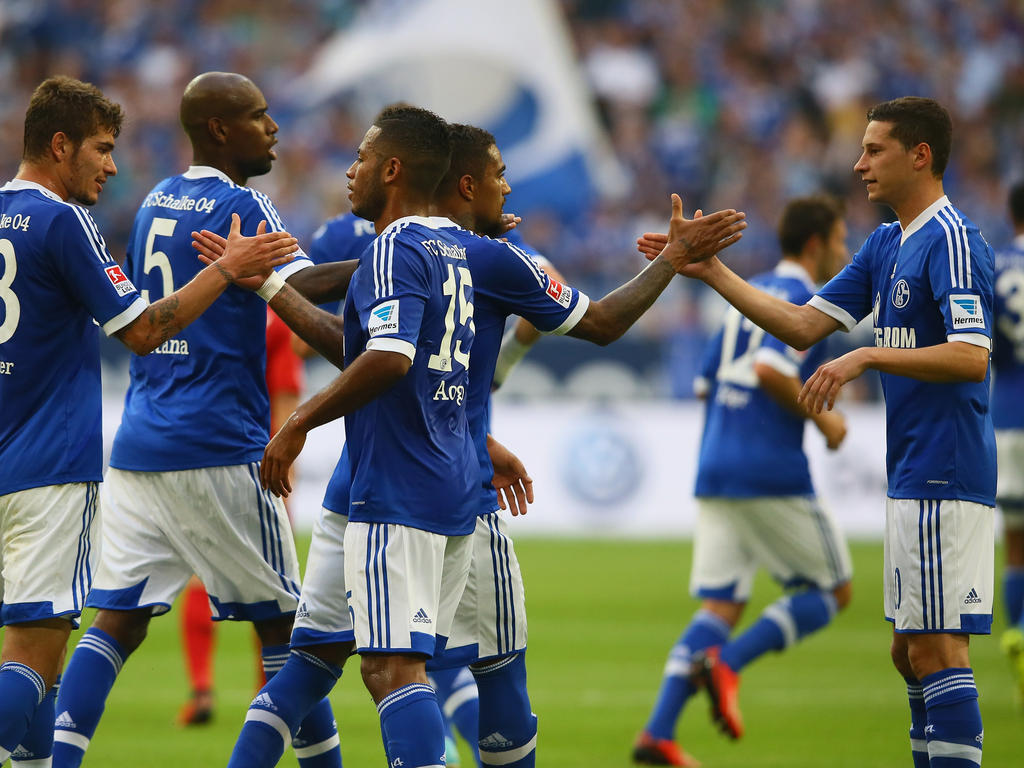 Julian Draxler (r.) schlägt mit Neuzugang Kevin Prince Boateng ein Julian Draxler (r.) schlägt mit Neuzugang Kevin Prince Boateng ein