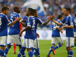 Julian Draxler (r.) schlägt mit Neuzugang Kevin Prince Boateng ein