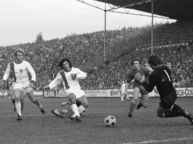 Legendäres Spiel: 1973 verliert der FC Bayern um Uli Hoeneß (l.) und Gerd Müller (2.v.l.) 4:7 auf dem Betzenberg Legendäres Spiel: 1973 verliert der FC Bayern um Uli Hoeneß (l.) und Gerd Müller (2.v.l.) 4:7 auf dem Betzenberg