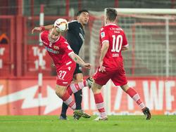 Sandhausens Aziz Bouhaddouz (M.) muss sich während der Zweitligapartie am 19. Spieltag der Saison 2015/2016 gegen zwei Kontrahenten des 1. FC Union Berlin behaupten: Toni Leistner (l.) und Dennis Daube. (18.12.2015)