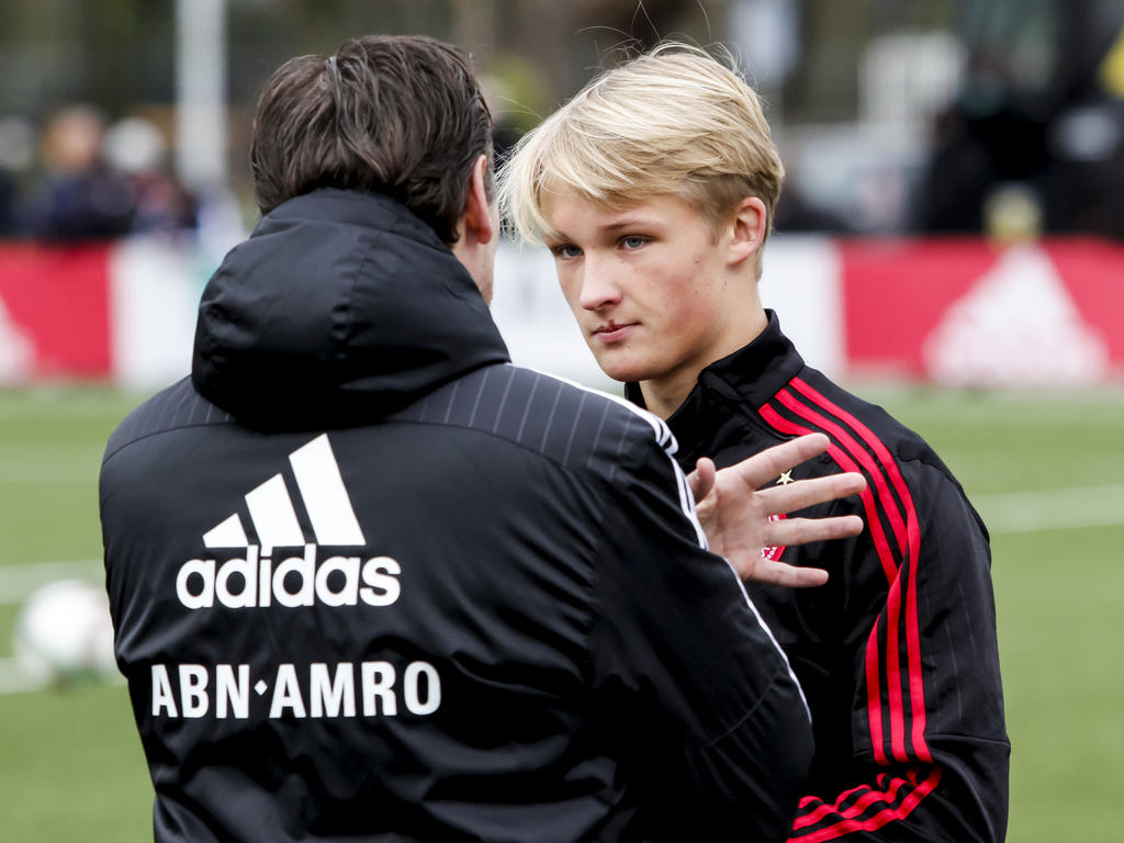 Ajax A1-trainer Frank Peereboom geeft voorafgaand aan het duel met Vitesse A1 aanwijzingen aan aanvaller Kasper Dolberg (r.). (30-01-2016)