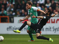 Auch Werders Kapitän Clemens Fritz (l.) konnte die Pleite nicht verhindern