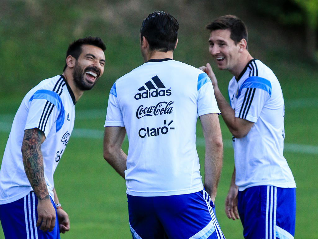 Lavezzi (izq.) bromeando con Messi en un entrenamiento de la Albiceleste. (Foto: Getty) Lavezzi (izq.) bromeando con Messi en un entrenamiento de la Albiceleste. (Foto: Getty)