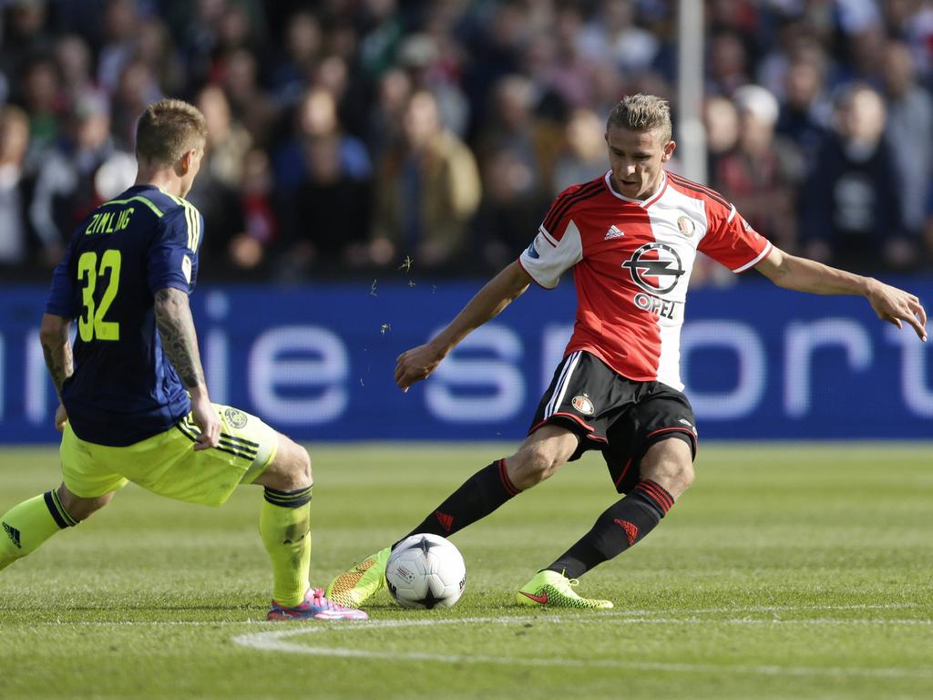 Sven van Beek (r.) is tijdens Feyenoord - Ajax eerder bij de bal dan Niki Zimling (l.). (21-09-2014)