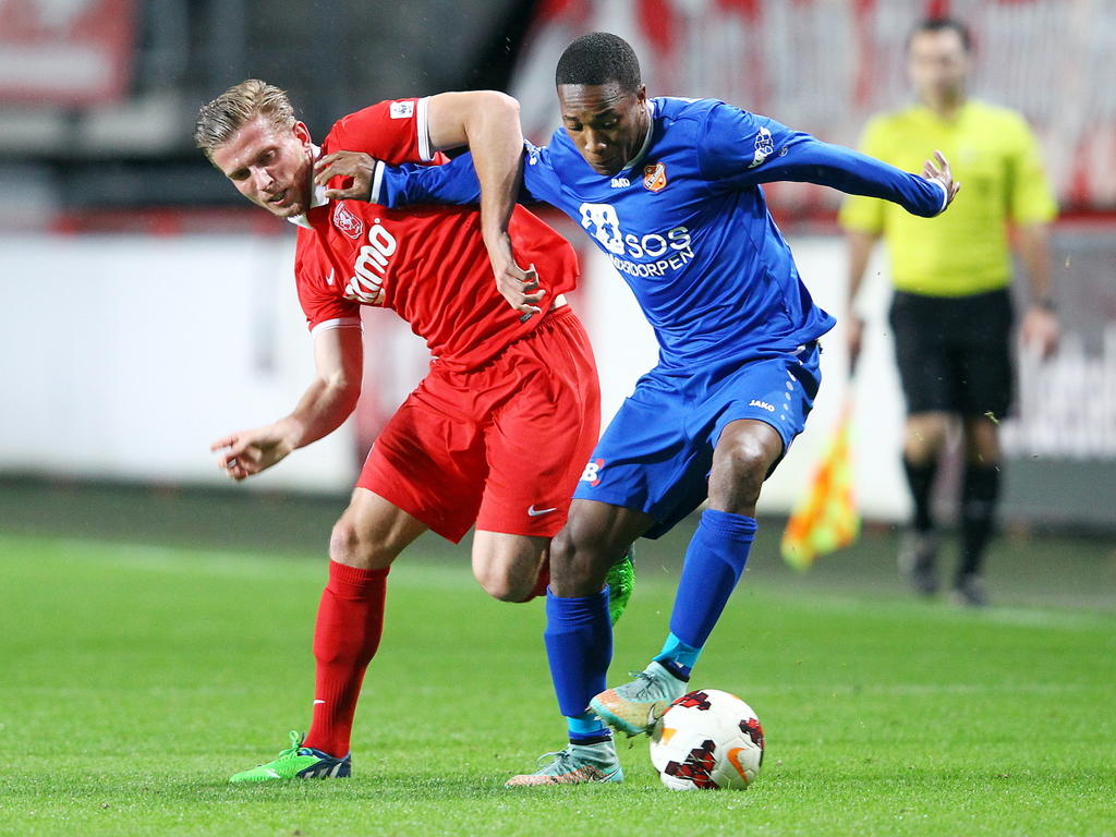 Ludcinio Marengo (r.) ontdoet zich van Jelle van der Heijden (l.) in het duel tussen Jong FC Twente en FC Volendam. (03-11-2014)