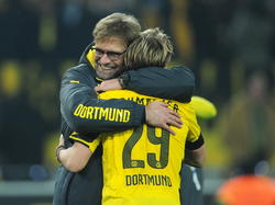 Jürgen Klopp (achter) en Marcel Schmelzer (voor) vieren de overwinning van Borussia Dortmund op Hoffenheim. (05-12-2014). 