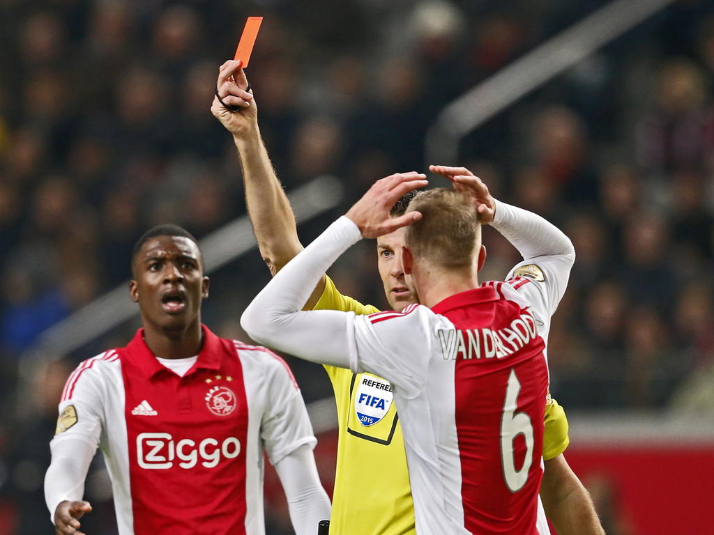 Riechedly Bazoer (l.) en Mike van der Hoorn (r.) kunnen niet geloven dat scheidsrechter Pol van Boekel (m.) rood trekt voor Niklas Moisander tijdens Ajax - AZ Alkmaar. (05-02-2015)