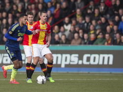 Ricardo Kishna (l.) van Ajax wil iets leuks doen met de bal. Go Ahead Eagles-speler Wesley Verhoek kijkt toe. (08-02-2015)