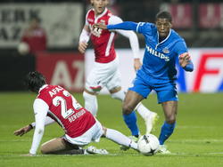 PSV-middenvelder Georginio Wijnaldum (r.) ontsnapt na een sliding van AZ-aanvaller Steven Berghuis (l.). (13-02-2015)