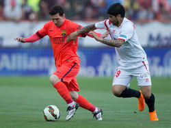 Messi (izq.) y Banega (dcha.) pelean por la pelota durante el partido del sábado, 10 de abril de 2015. (Foto: Getty)