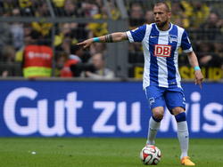 John Heitinga geeft met de bal aan zijn voet aanwijzingen aan zijn medespelers tijdens de competitiewedstrijd Borussia Dortmund - Hertha BSC. (09-05-2015)