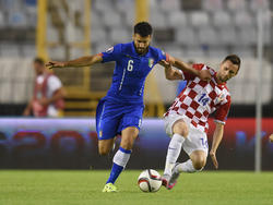 Antonio Candreva (l.) vecht een duel uit met Marcelo Brozović (r.) tijdens het EK-kwalificatieduel Kroatië - Italië. (12-06-2015)