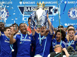 Los jugadores del Chelsea muestran el trofeo de la Premier con orgullo. (Foto: Getty)