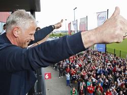 Assistent-trainer Martin Haar van AZ bedankt de supporters na het behalen van Europees voetbal. (17-05-2015)