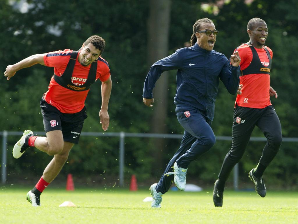 Stagiair Edgar Davids (m.) is te snel voor Youness Mokhtar (l.) en Kamohelo Mokotjo (r.) tijdens een training van FC Twente. (19-08-2015)
