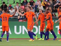 De spelers van het Nederlands elftal U19 vieren gezamenlijk het doelpunt tegen Engeland U19 tijdens het EK U19 in Duitsland. (15-07-2016)