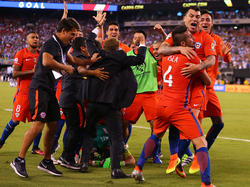 Mauricio Isla celebra con Gary Medel el triunfo en la Copa América. (Foto: Getty)