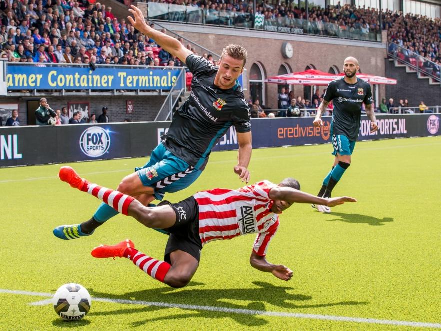Go Ahead Eagles-speler Robin van der Meer (l.) en Denzel Dumfries (r.) vliegen door de lucht. (21-08-2016)