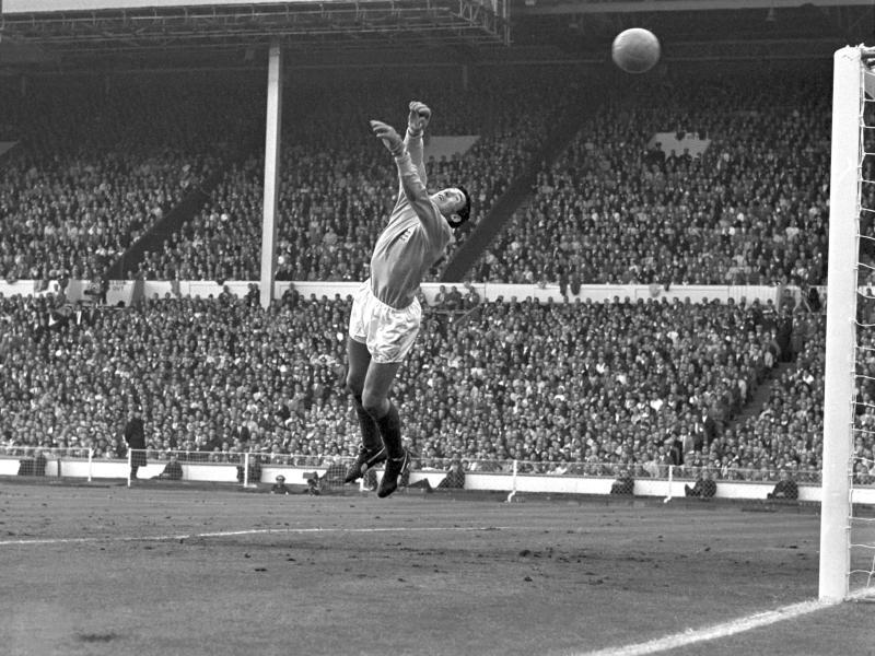 Der englische Torwart Gordon Banks beim WM-Finale 1966 gegen Deutschland Der englische Torwart Gordon Banks beim WM-Finale 1966 gegen Deutschland