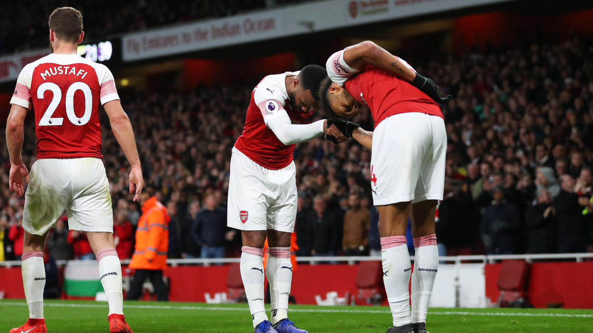 Alexandre Lacazette (m.) und Pierre-Emerick Aubameyang (r.) feiern den Treffer zum 2:0 Alexandre Lacazette (m.) und Pierre-Emerick Aubameyang (r.) feiern den Treffer zum 2:0