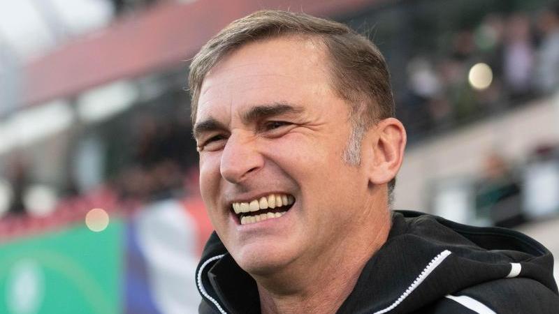U21-Bundestrainer Stefan Kuntz hat vor dem Auftakt der U21-EM in Italien gut lachen U21-Bundestrainer Stefan Kuntz hat vor dem Auftakt der U21-EM in Italien gut lachen