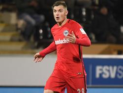 Enis Bunjaki mag meespelen in een oefenduel tussen Eintracht Frankfurt en FSV Frankfurt. (10-11-2016)