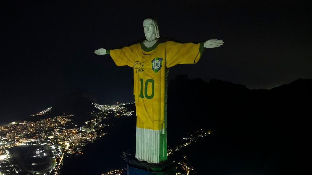 In Rio wird zu Ehren von Pelé die Christusstatue mit einem Trikot beleuchtet