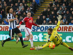 El meta Elliot recibe un tanto de Wayne Rooney en un duelo en enero. (Foto: Getty)